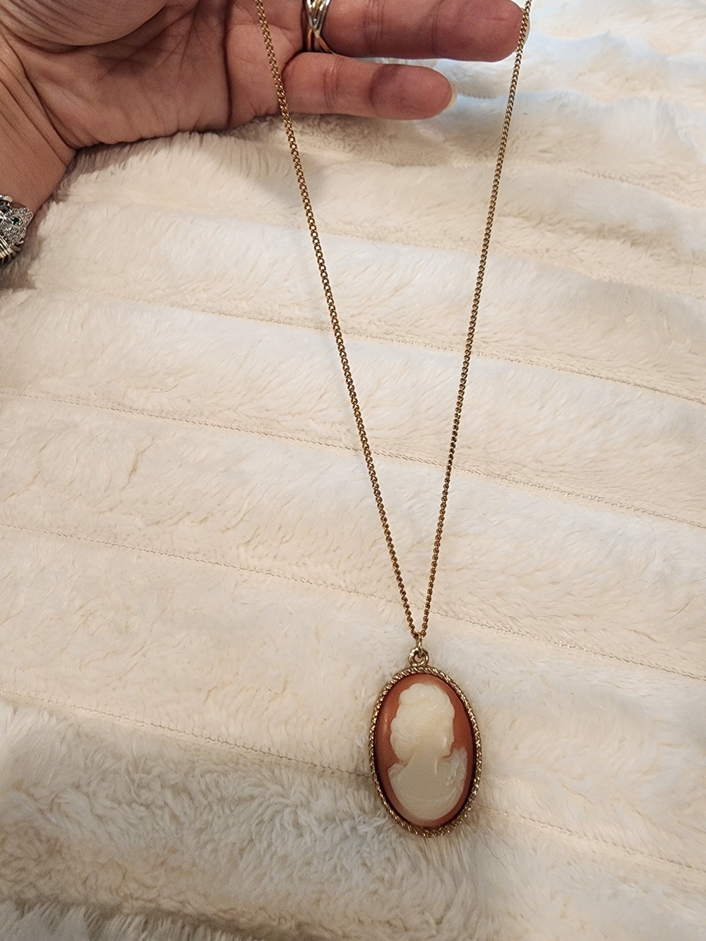 Vintage Sarah Coventry Cameo Pendant Necklace Gold Tone Right Facing Portrait